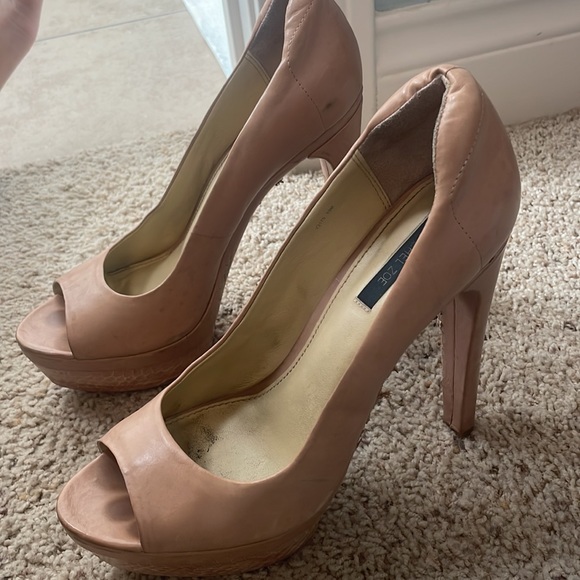 Rachel Zoe nude platform heels, some wear throughout (pictured) - Picture 3 of 10